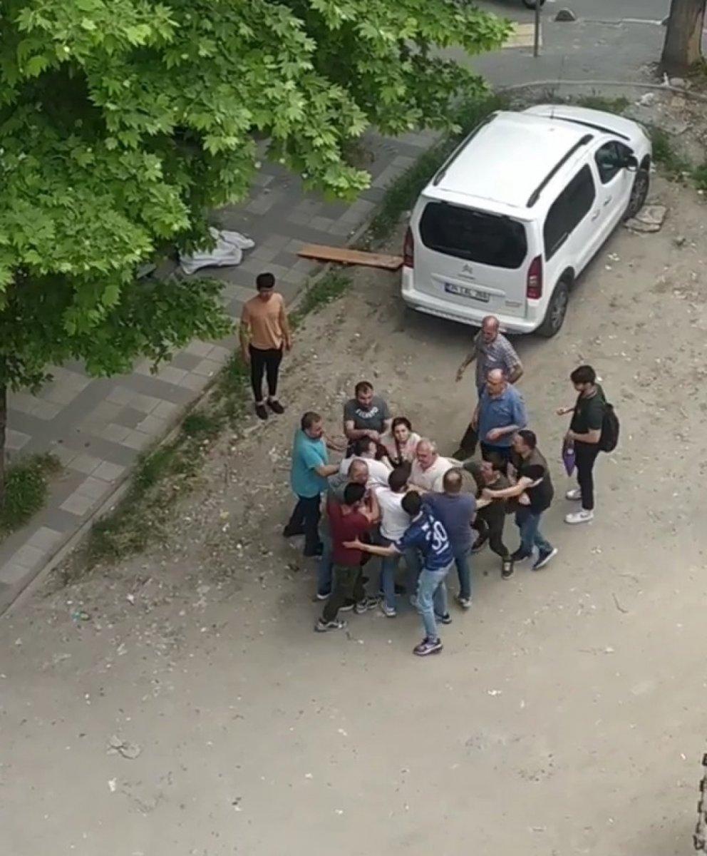 Bağcılar'da kadını döven adama engel olmak isteyen esnafa ateş açıldı