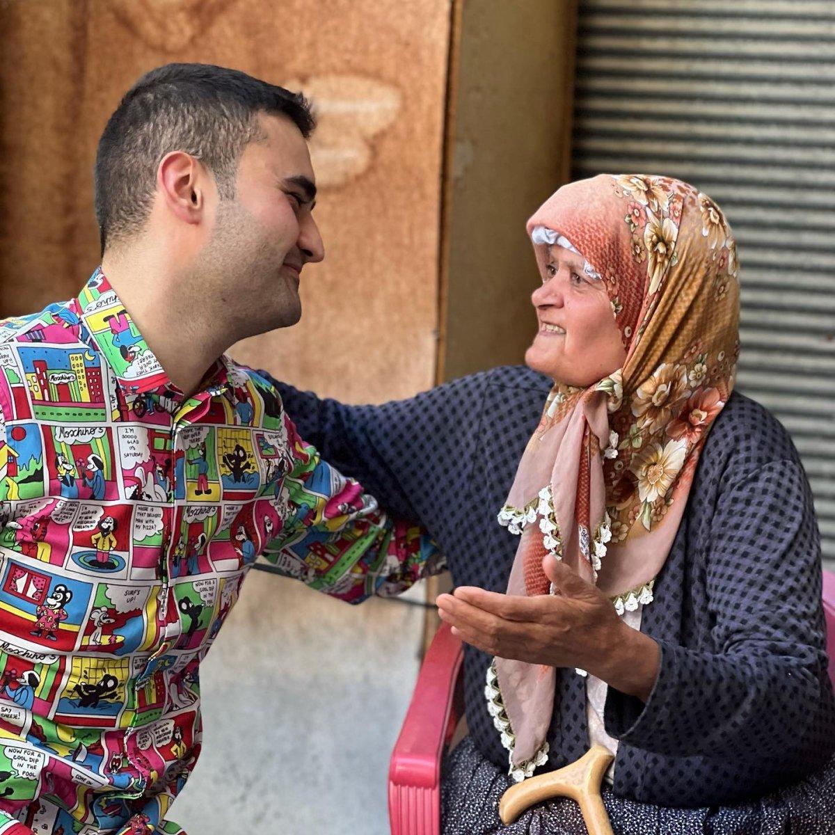 CZN Burak, engelli kadına tekerlekli sandalye gönderdi