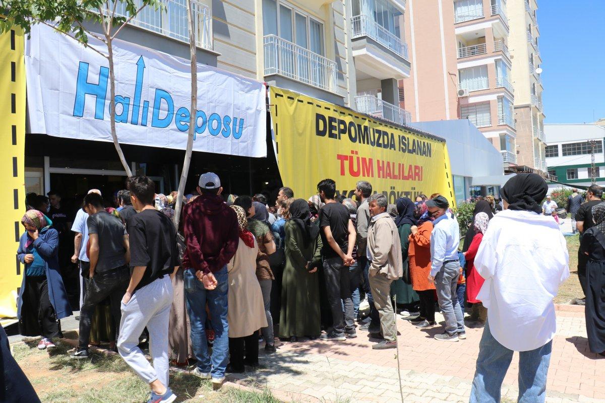 İndirimli ürünleri duyanlar izdihama sebep oldu