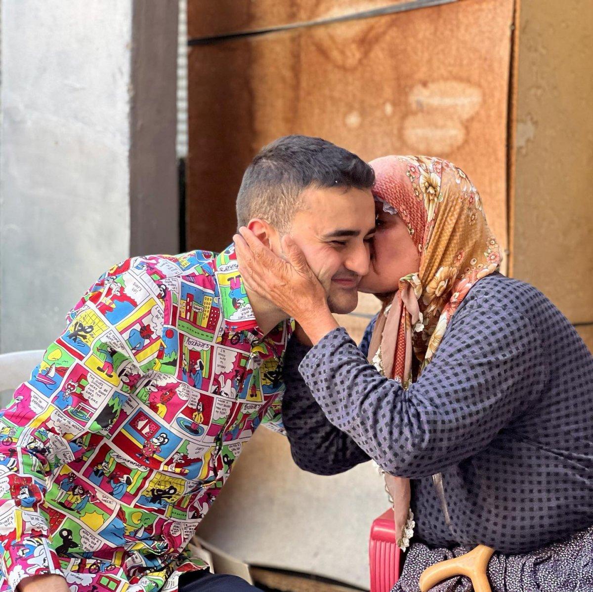 CZN Burak, engelli kadına tekerlekli sandalye gönderdi