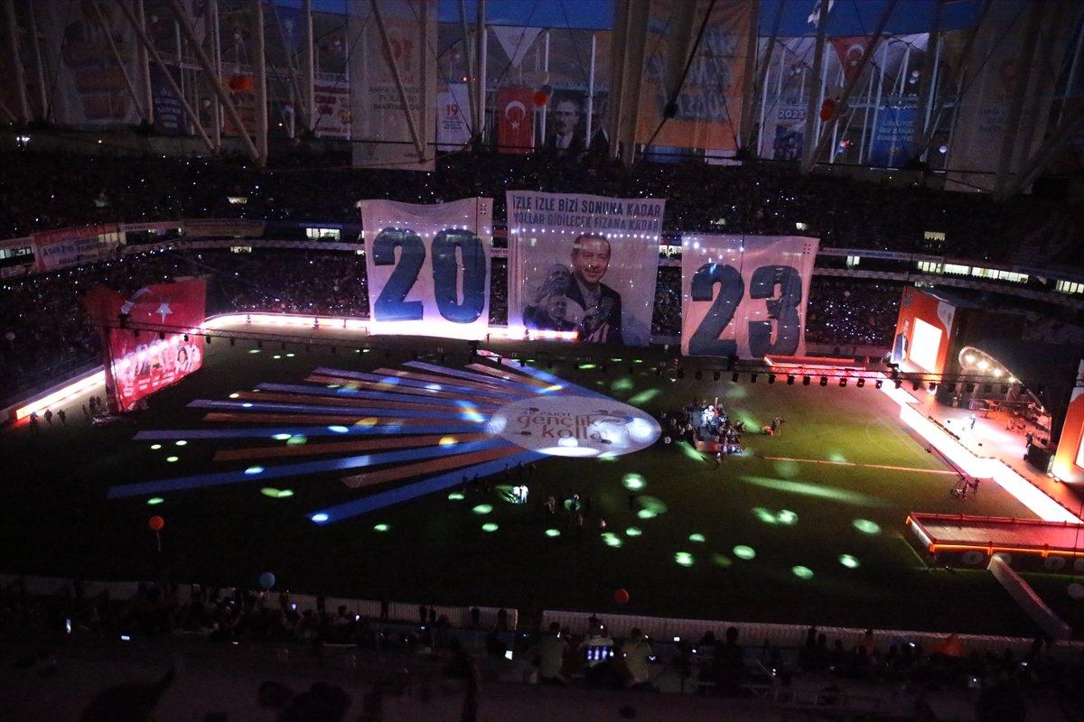 Cumhurbaşkanı Erdoğan, Gençlik Şöleni'nde tribünleri selamladı