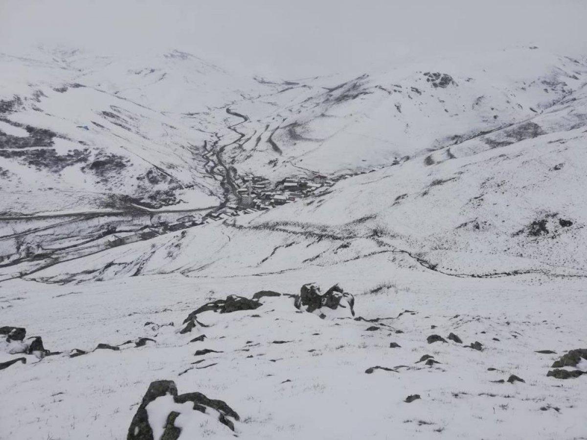 Bayburt'un yüksek kesimlerine kar yağdı