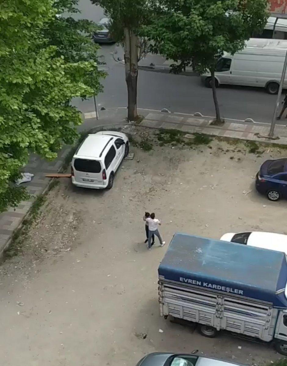 Bağcılar'da kadını döven adama engel olmak isteyen esnafa ateş açıldı