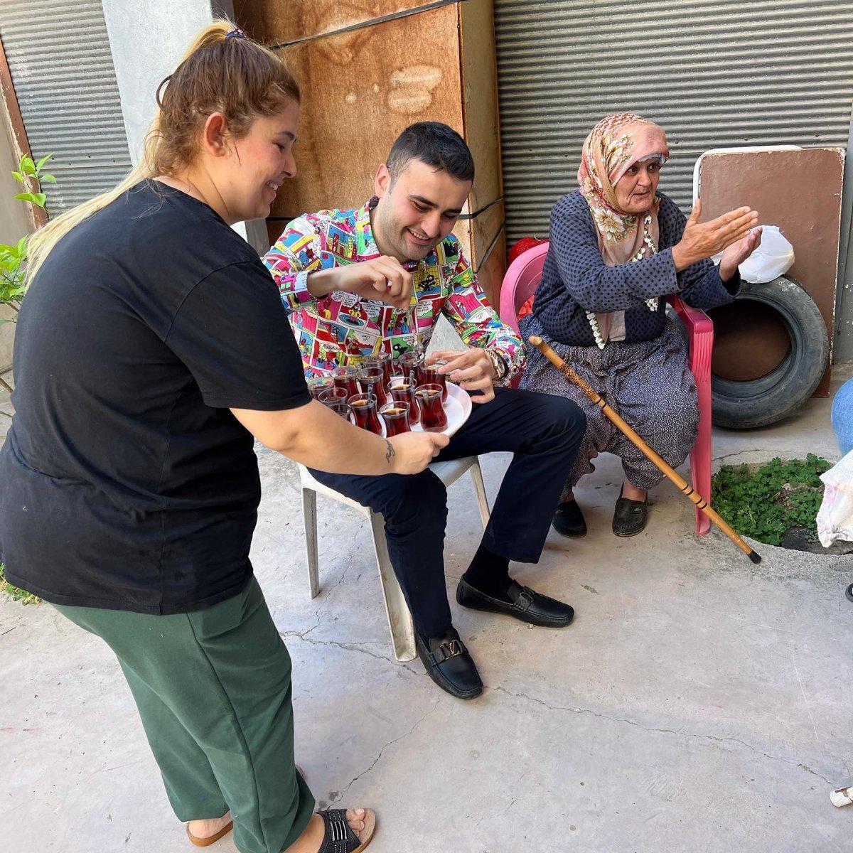 CZN Burak, engelli kadına tekerlekli sandalye gönderdi