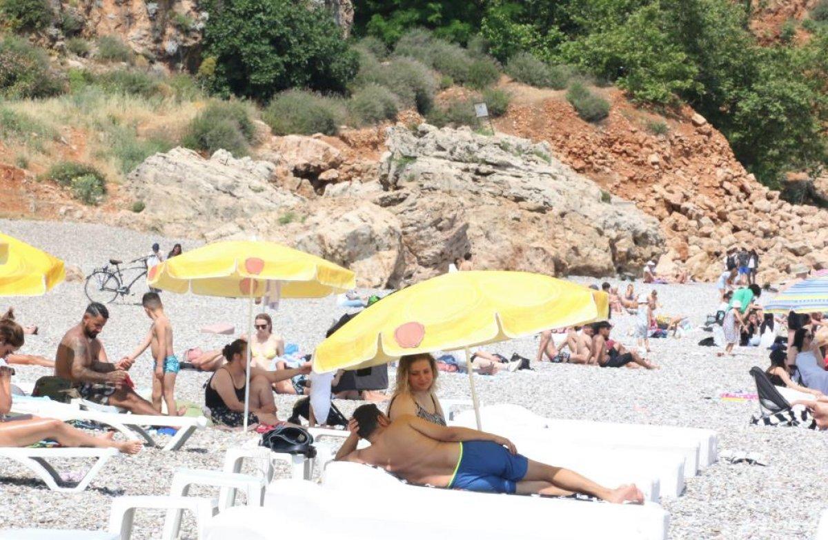 Antalya'nın bir yanı yazı bir yanı kışı yaşıyor