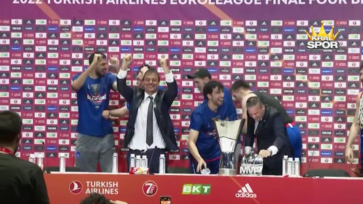 Anadolu Efes oyuncuları basın toplantısını bastı