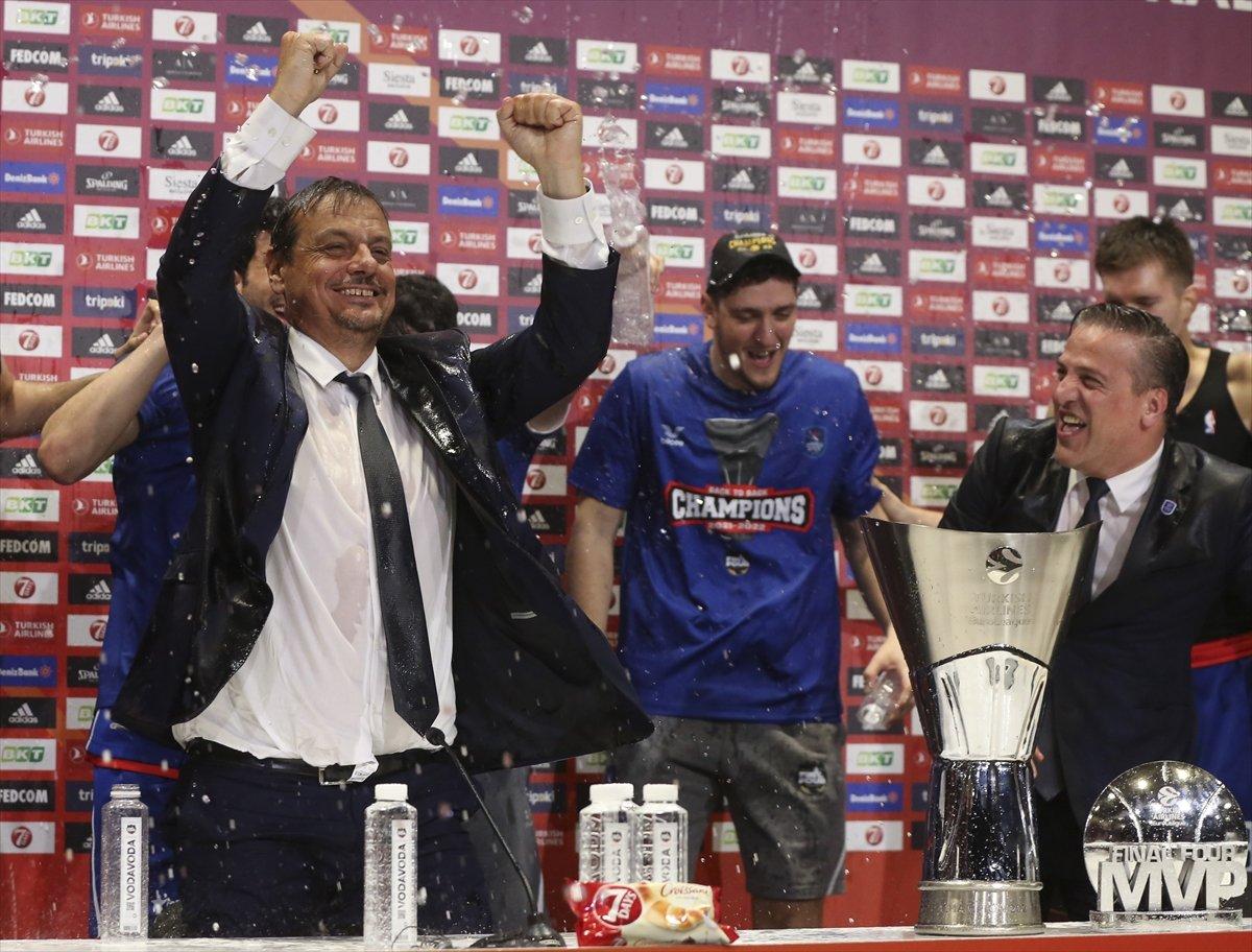 Anadolu Efes oyuncuları basın toplantısını bastı