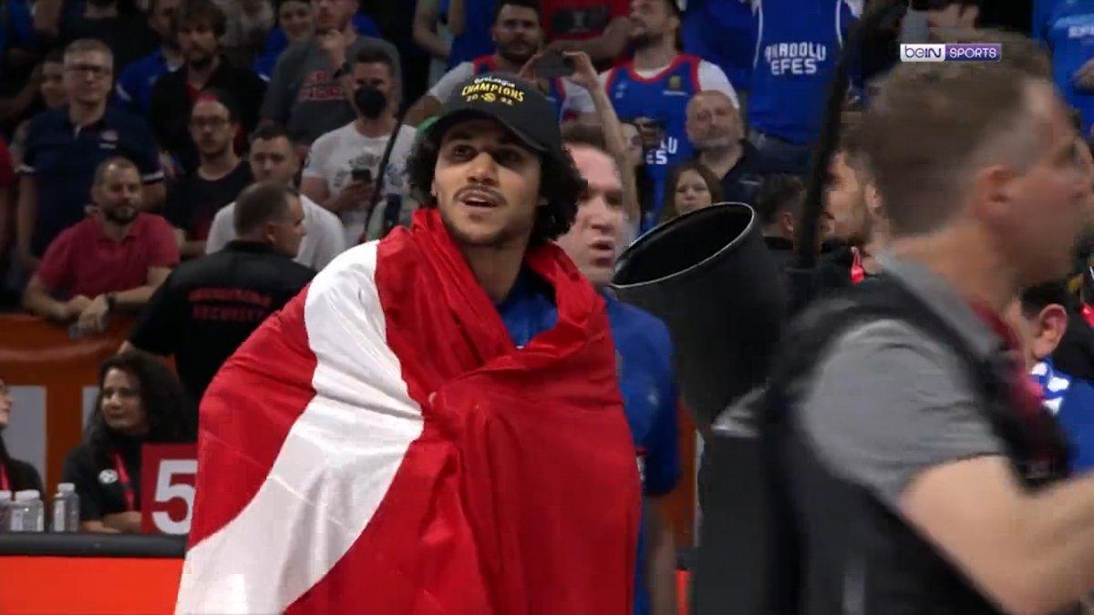 Shane Larkin, Türk bayrağıyla şampiyonluğu kutladı