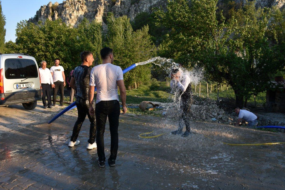 Manisa'da sağdıçlardan damada görülmemiş şaka