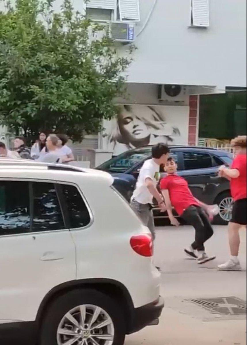 Antalya'da iki grup gencin tekmeli yumruklu kavgası