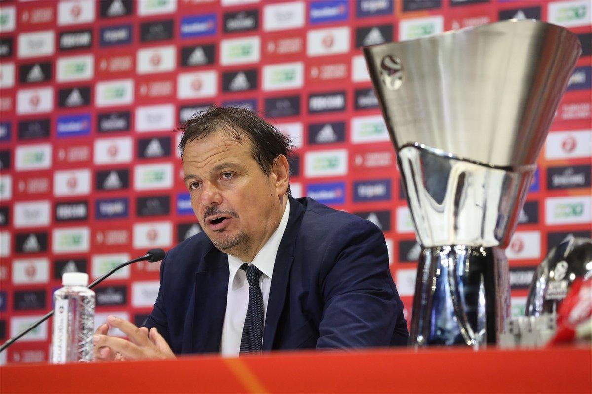 Anadolu Efes oyuncuları basın toplantısını bastı