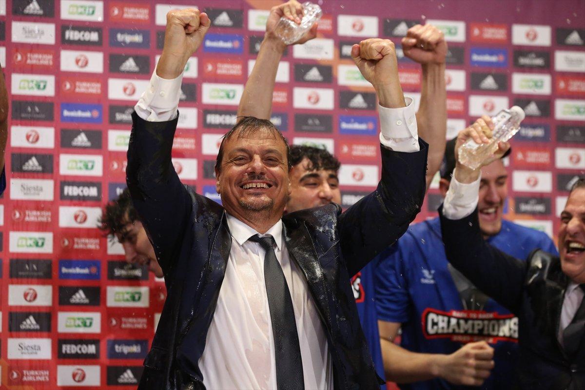 Anadolu Efes oyuncuları basın toplantısını bastı