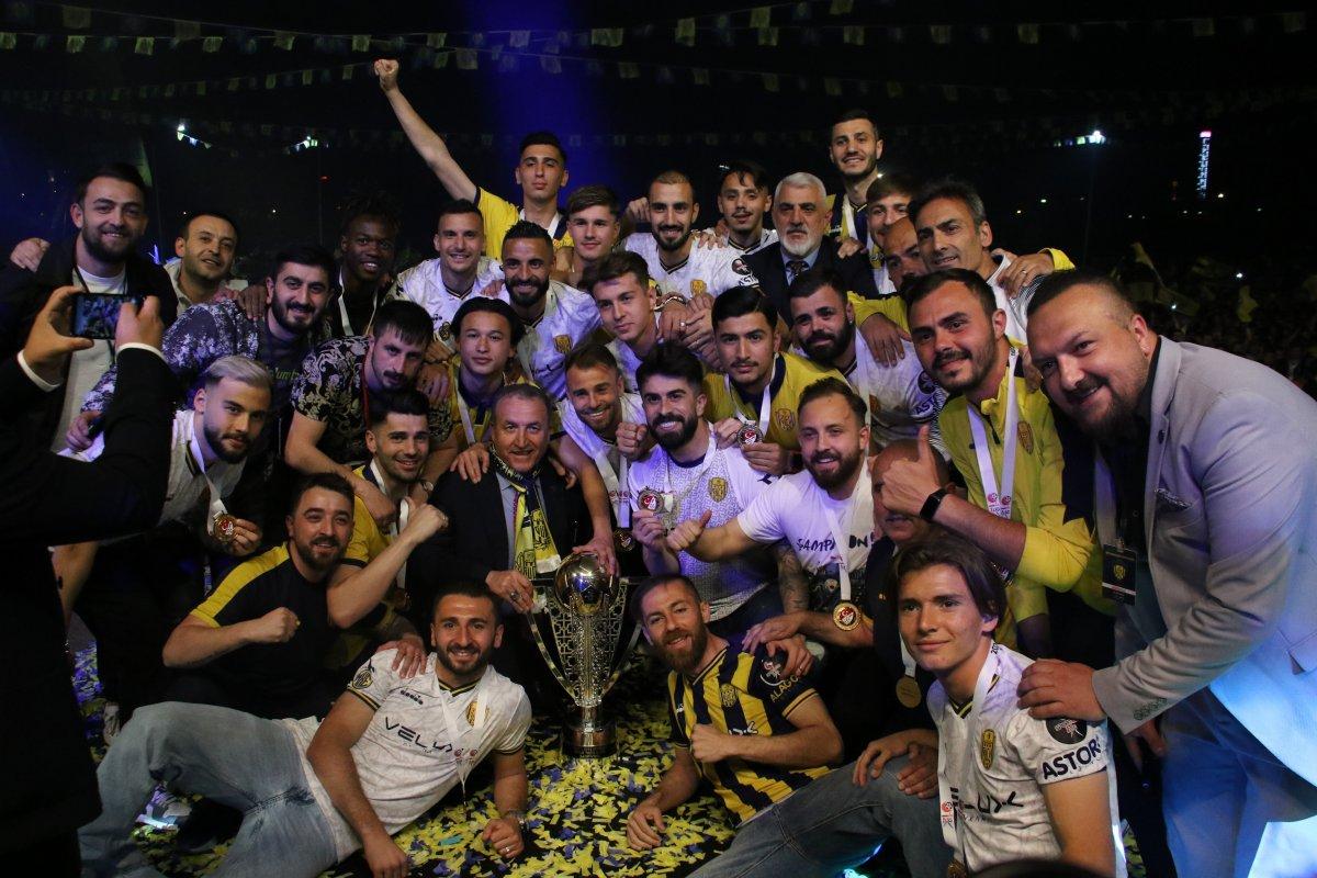 Ankaragücü şampiyonluk kupasını kaldırdı