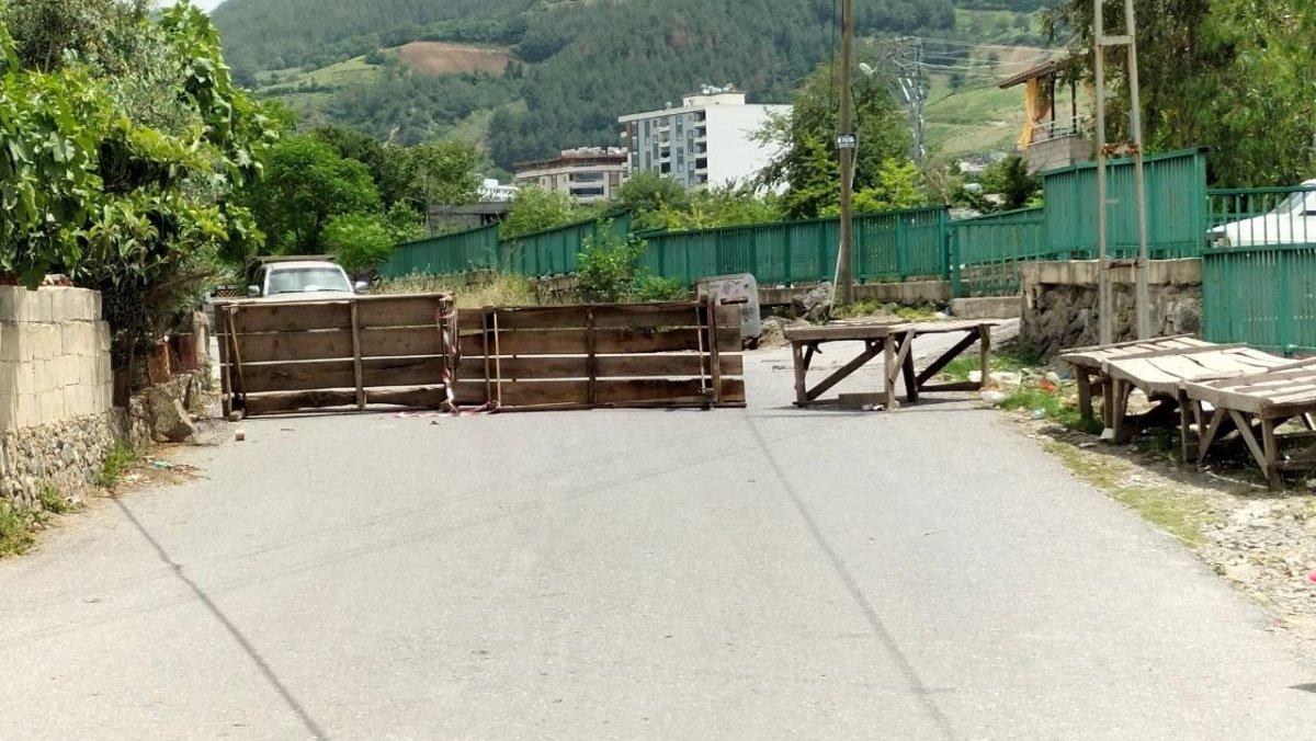 Osmaniye'de kendisine miras kaldığını söyleyip yolu kapattı