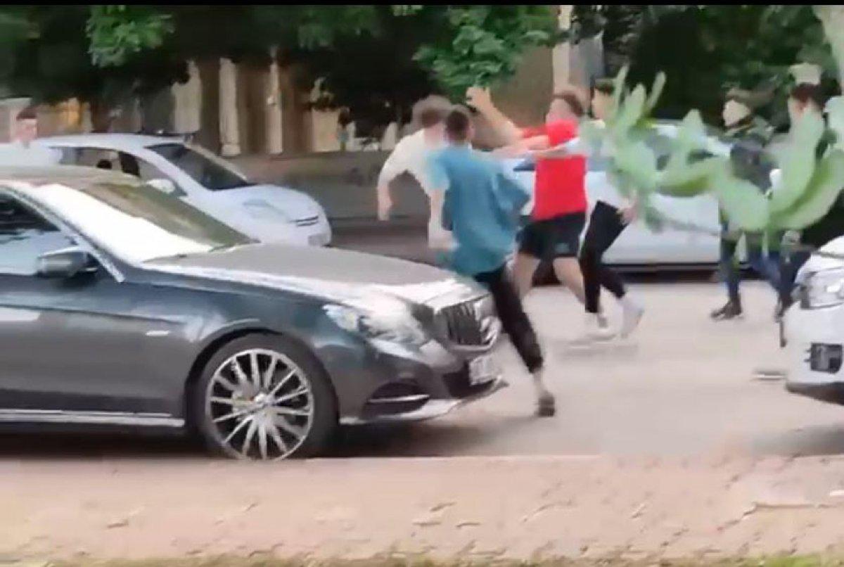 Antalya'da iki grup gencin tekmeli yumruklu kavgası