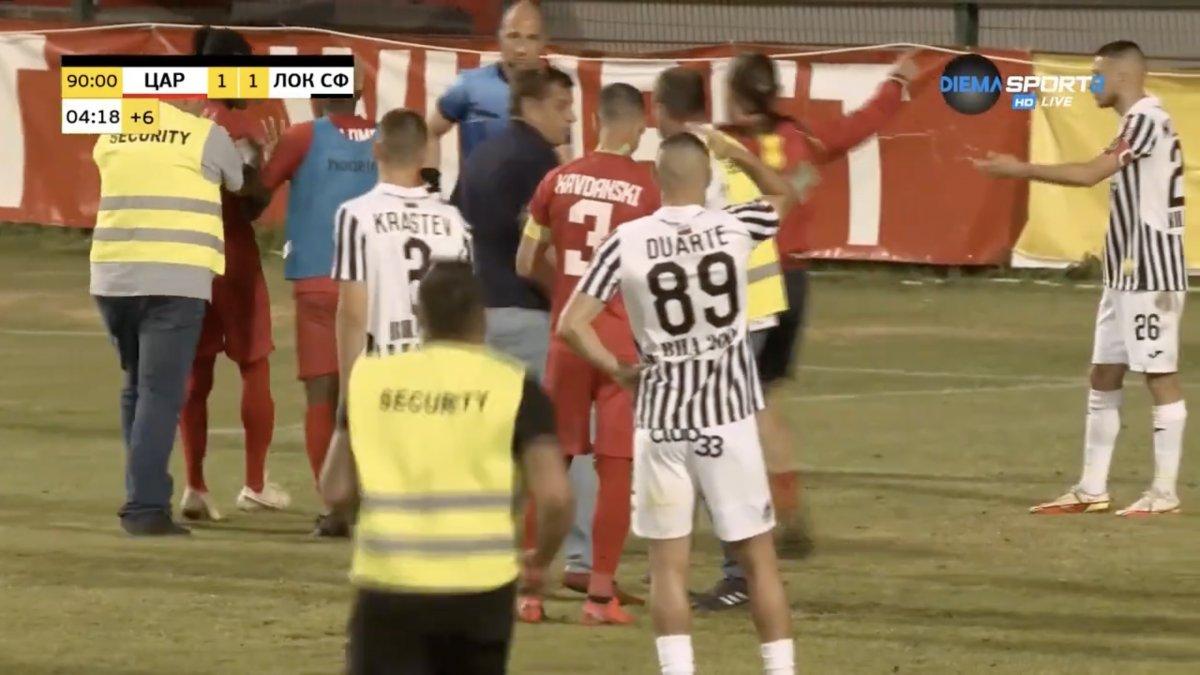 Bulgaristan Ligi'nde başkan sahaya girip penaltı atan oyuncuyu değiştirdi
