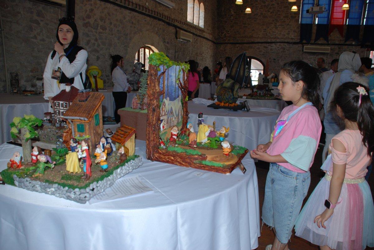 İzmir'de pastadan Atatürk heykeli