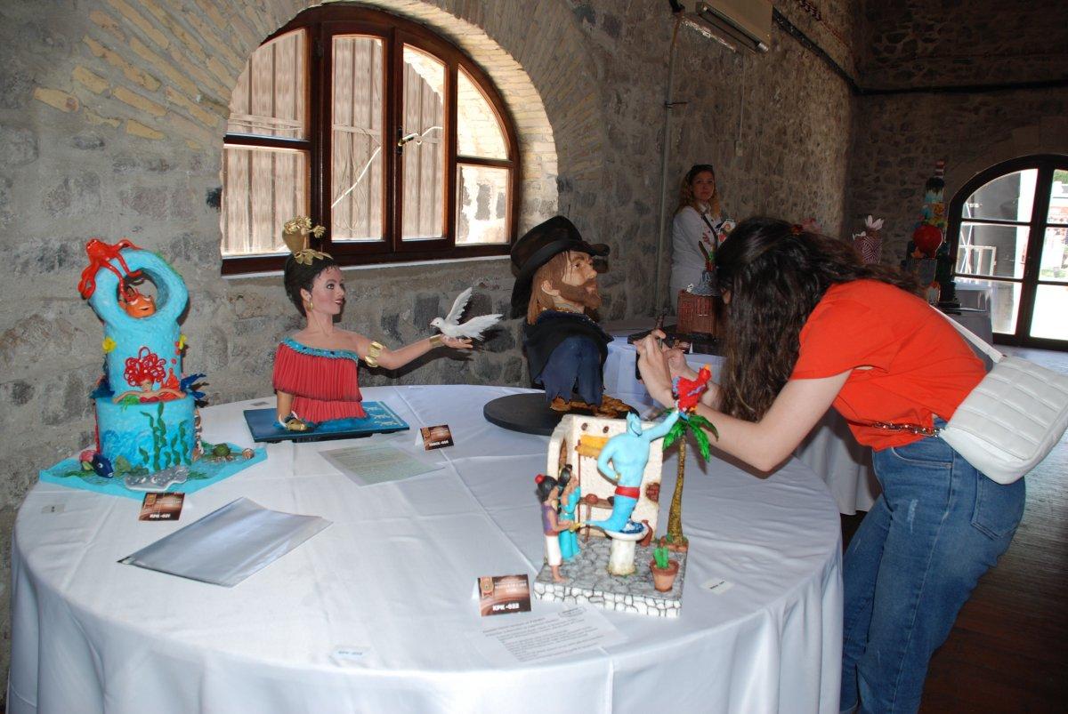 İzmir'de pastadan Atatürk heykeli