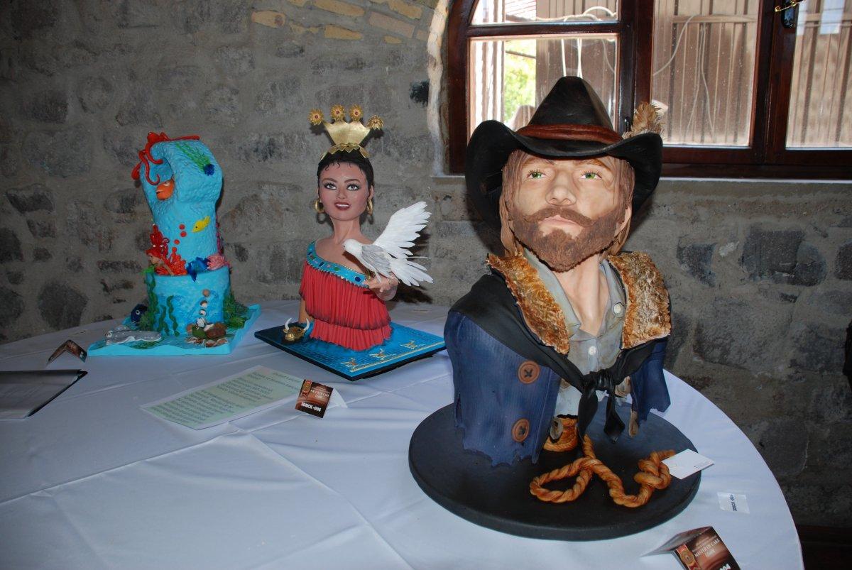 İzmir'de pastadan Atatürk heykeli