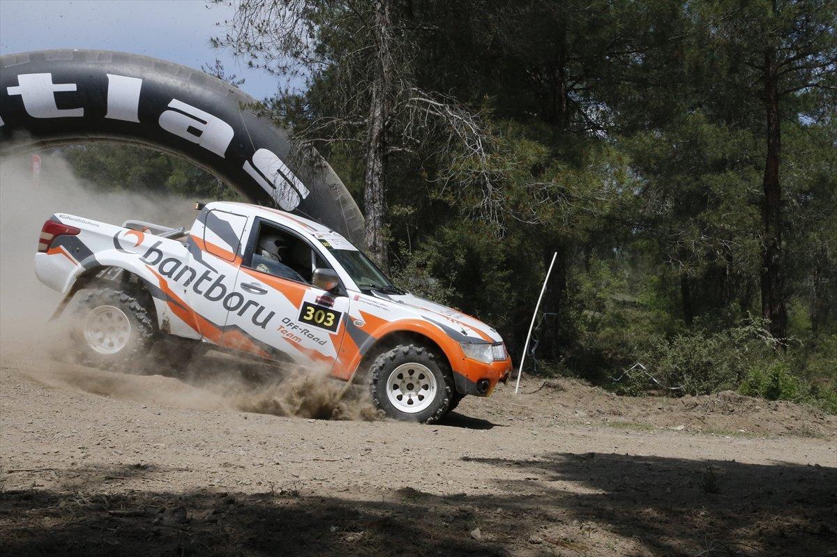 Off-Road yarışçısı çift, yarışlara bebekleriyle katılıyor