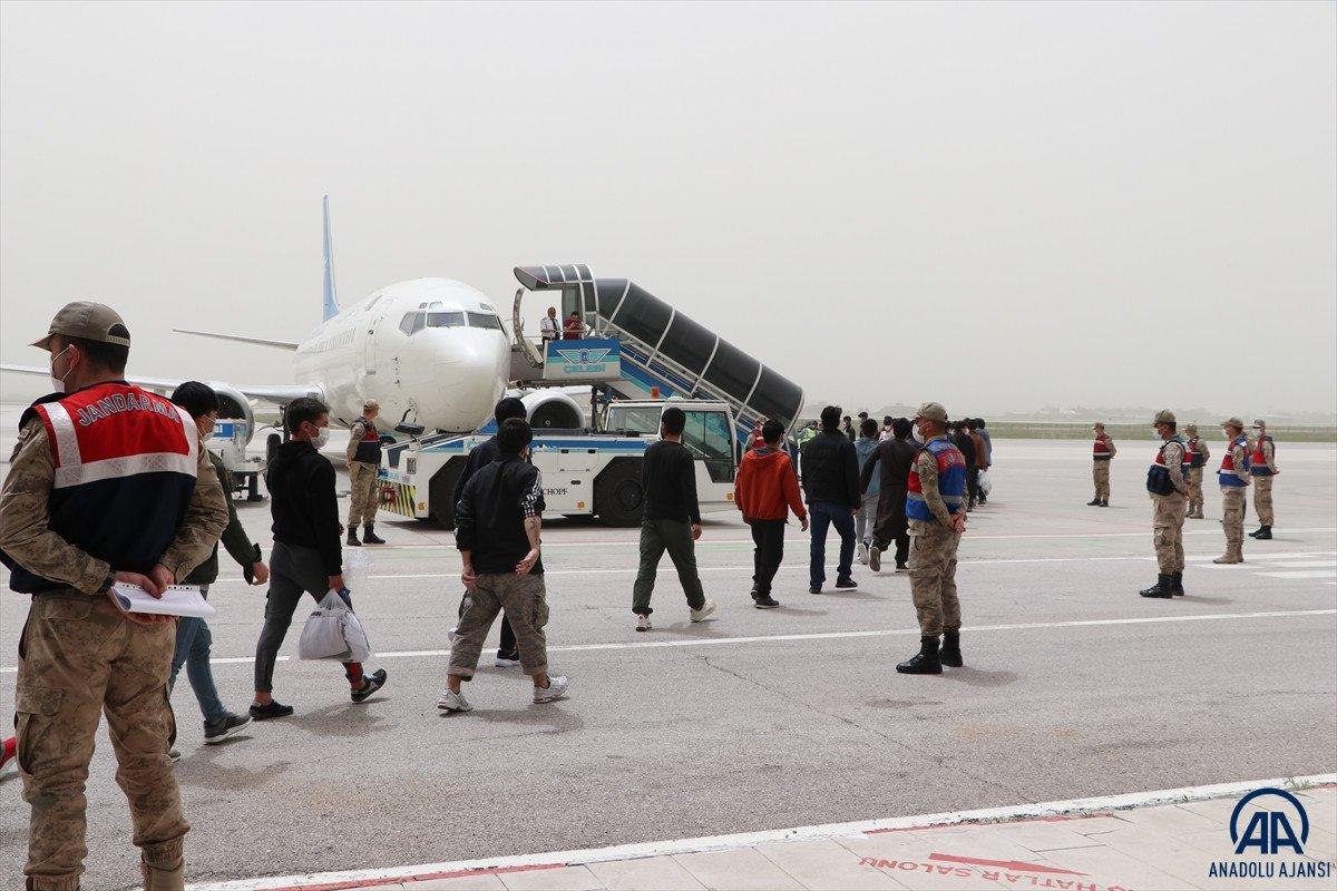 414 kaçak göçmen, Erzurum'dan Afganistan'a gönderildi
