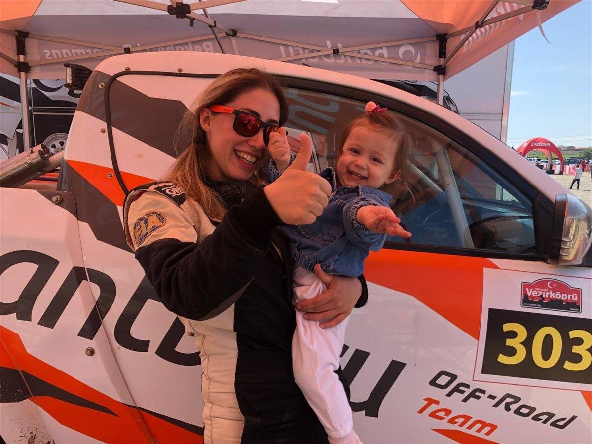 Off-Road yarışçısı çift, yarışlara bebekleriyle katılıyor