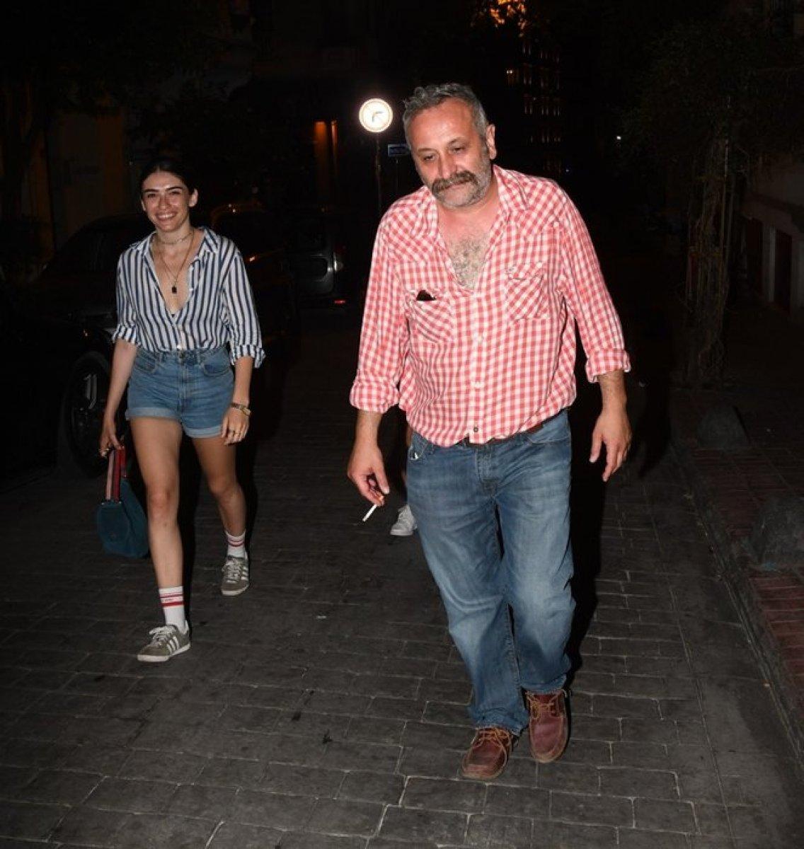 Hazar Ergüçlü, sokakta aşka geldi