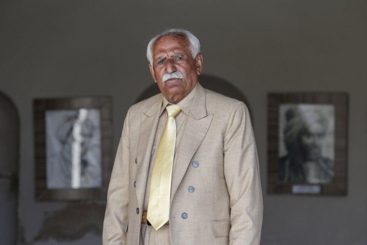 Şırnaklı Aziz Amca, 10 yıldır rengarenk giyiniyor