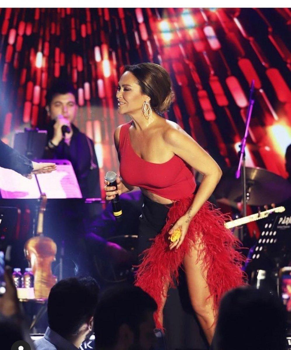 Hülya Avşar yine derin yırtmaçlı