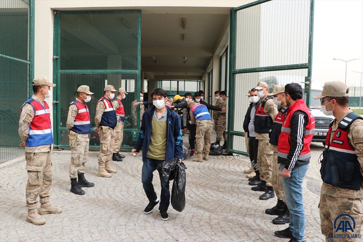 414 kaçak göçmen, Erzurum'dan Afganistan'a gönderildi