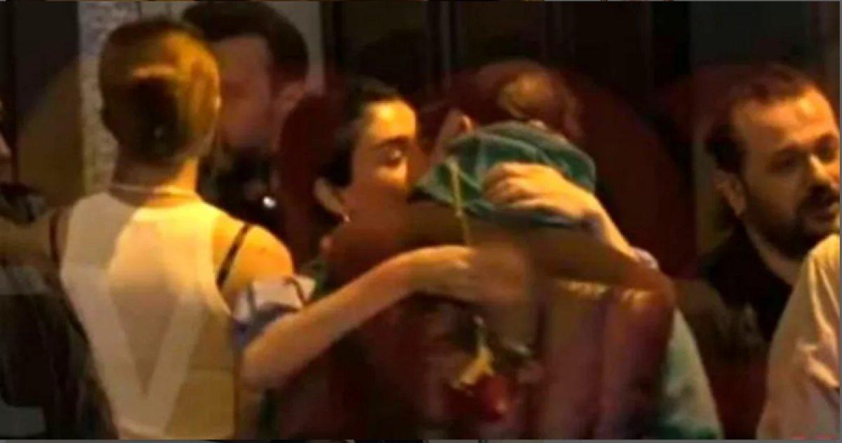 Hazar Ergüçlü, sokakta aşka geldi