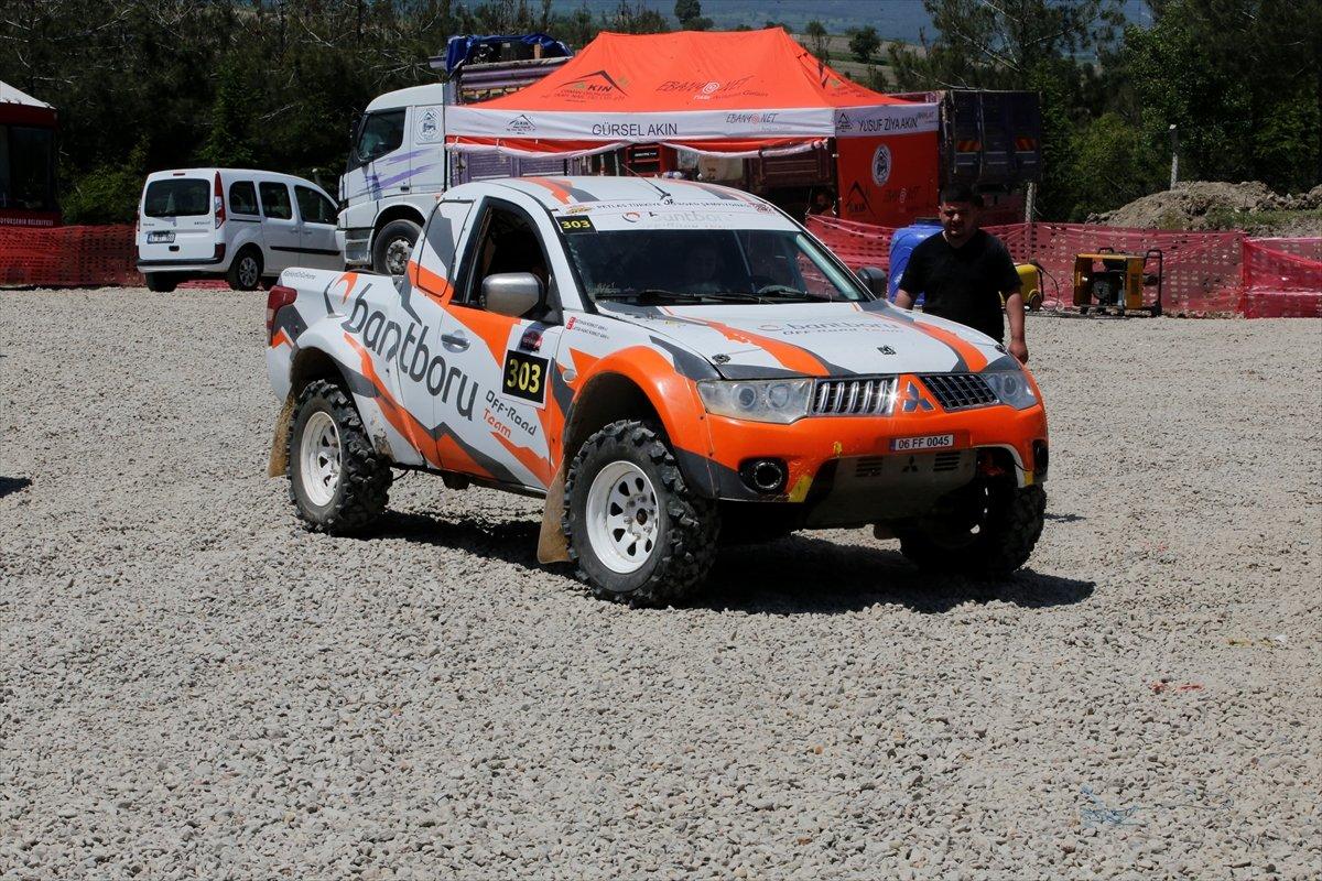 Off-Road yarışçısı çift, yarışlara bebekleriyle katılıyor