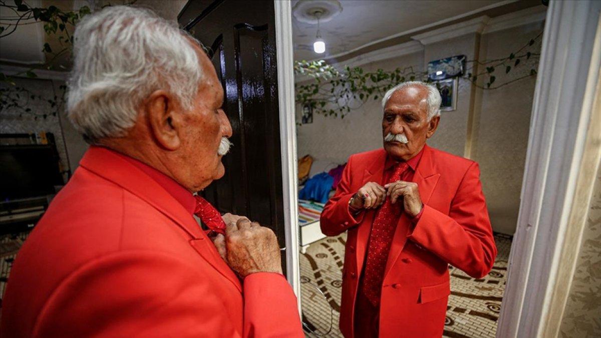 Şırnaklı Aziz Amca, 10 yıldır rengarenk giyiniyor