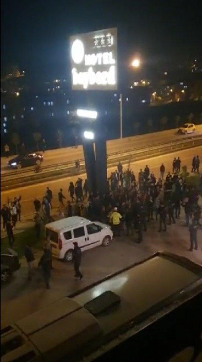 Bayburt'ta Bodrumspor'un kaldığı otel önünde taşkınlık yaptılar