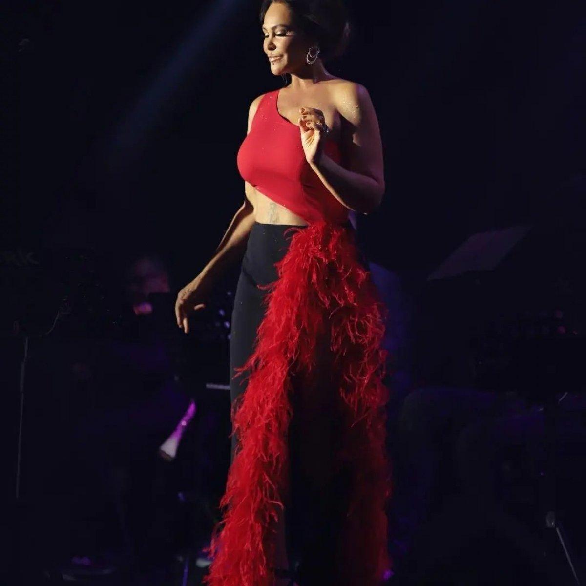 Hülya Avşar yine derin yırtmaçlı