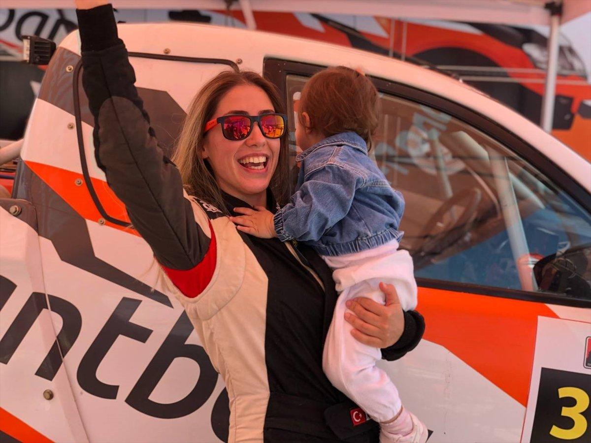 Off-Road yarışçısı çift, yarışlara bebekleriyle katılıyor