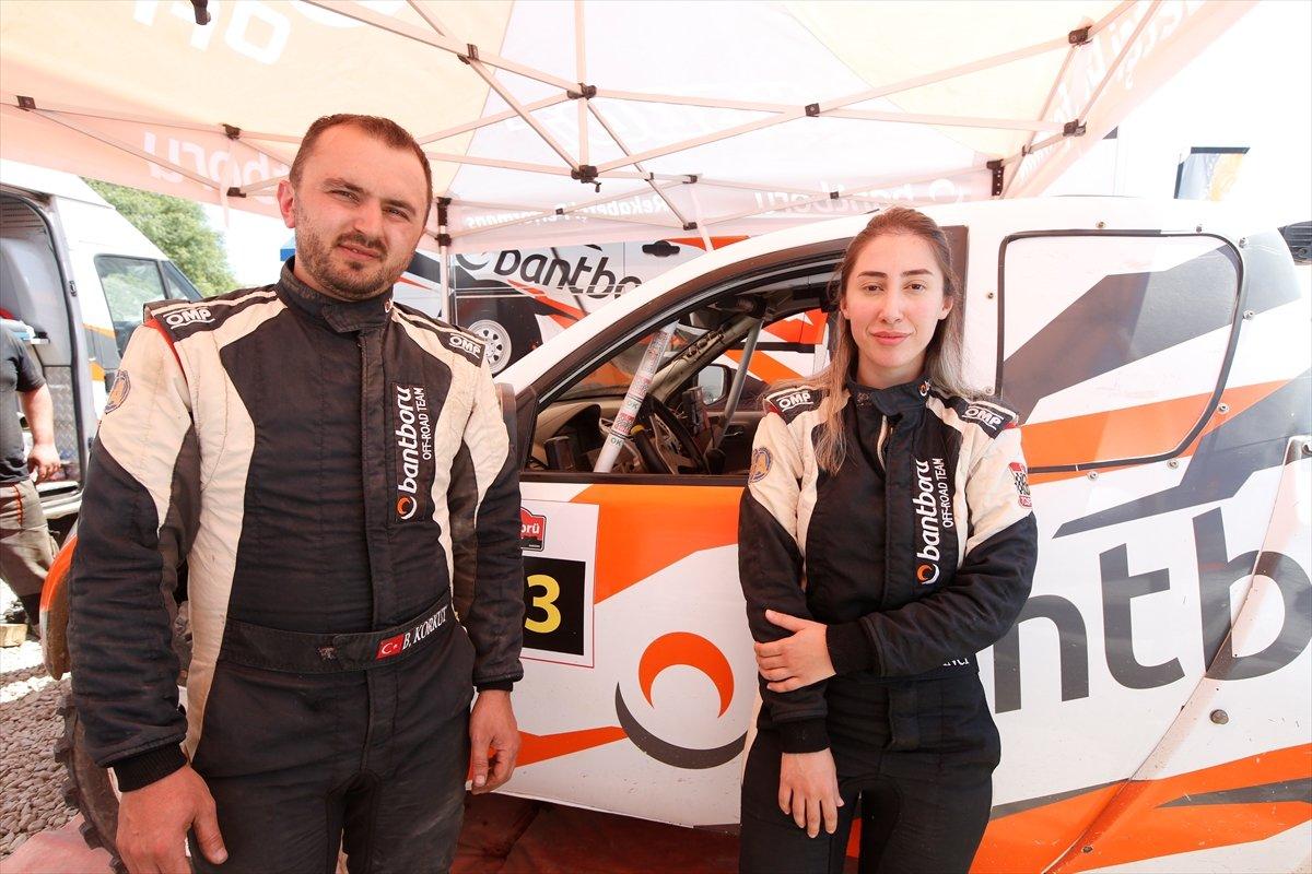 Off-Road yarışçısı çift, yarışlara bebekleriyle katılıyor