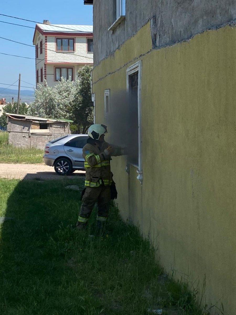 Balıkesir'de prizdeki şarj cihazı evi yaktı