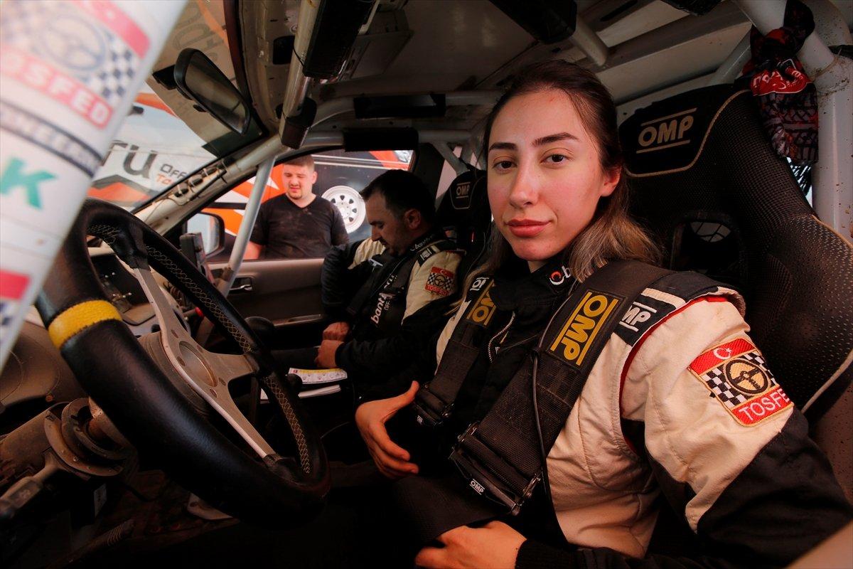 Off-Road yarışçısı çift, yarışlara bebekleriyle katılıyor