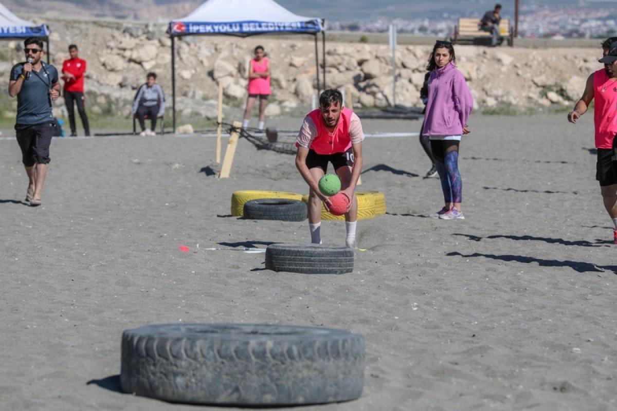 Van'da gençler 'univivor' yarışlarıyla eğlendi
