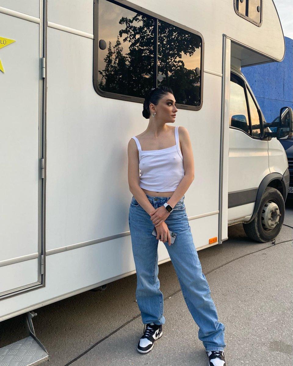 Hazar Ergüçlü, sokakta aşka geldi