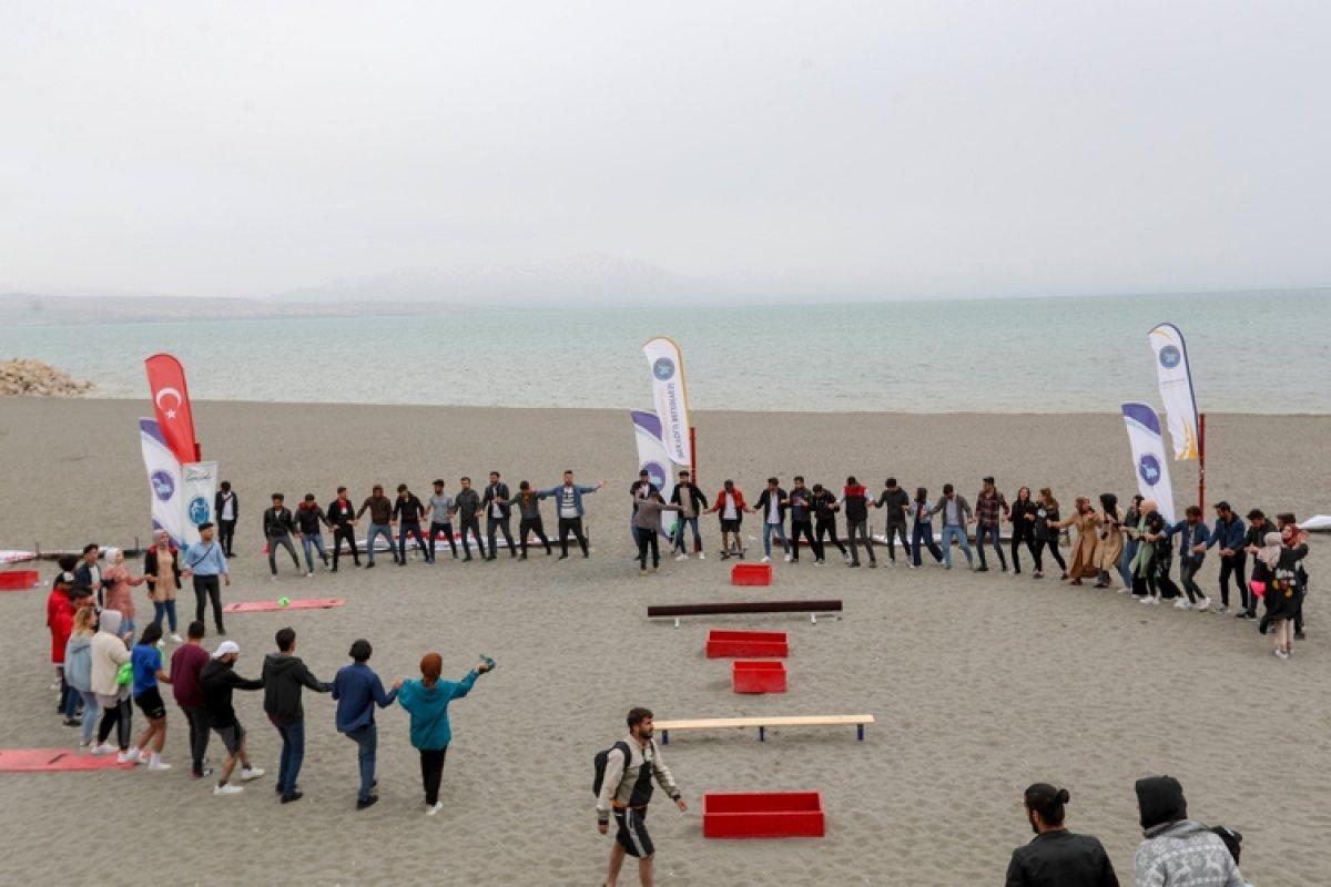 Van'da gençler 'univivor' yarışlarıyla eğlendi