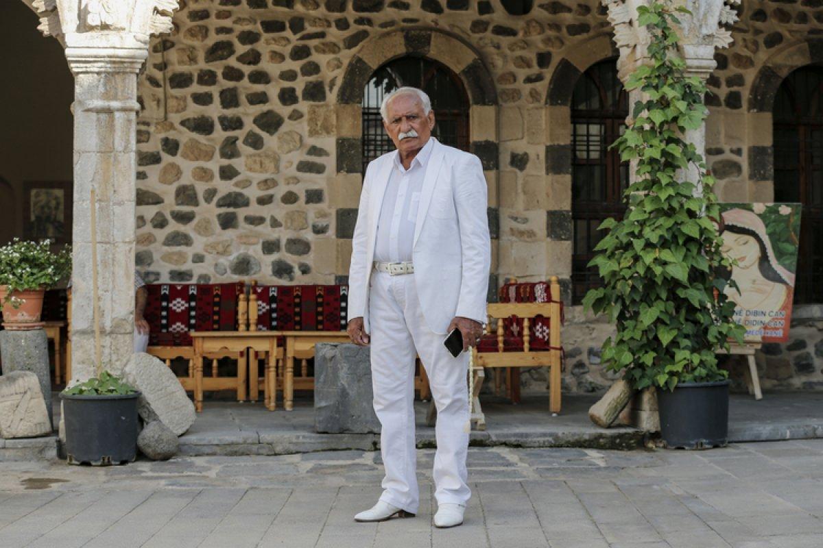 Şırnaklı Aziz Amca, 10 yıldır rengarenk giyiniyor