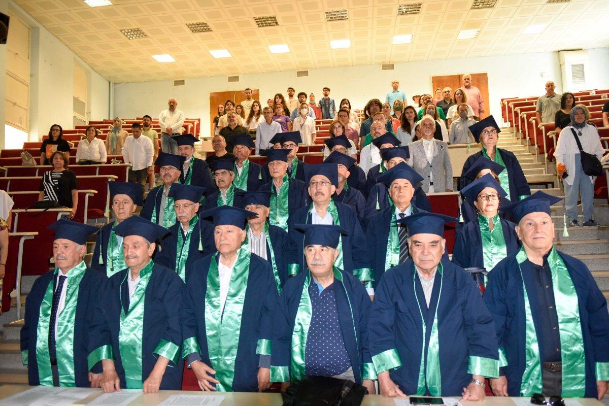 Çukurova Üniversitesi 50 yıllık mezunlarına kep töreni düzenledi
