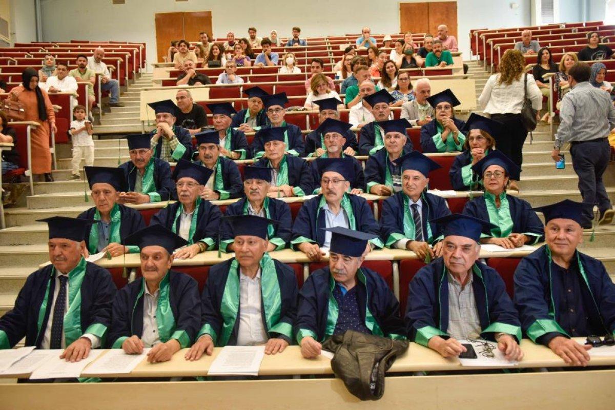 Çukurova Üniversitesi 50 yıllık mezunlarına kep töreni düzenledi