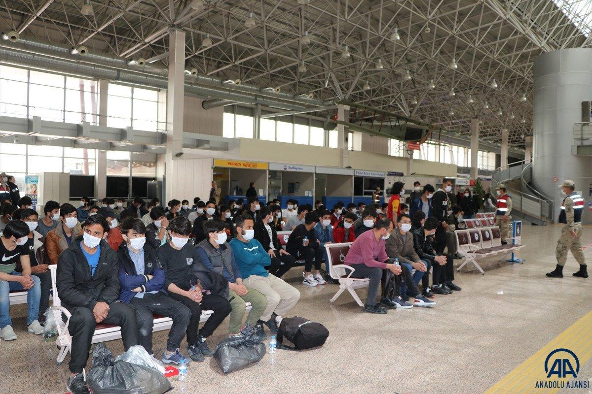 414 kaçak göçmen, Erzurum'dan Afganistan'a gönderildi