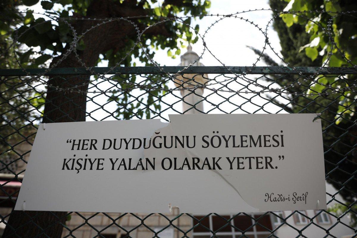 Fatih'te camiye asılı Hadis-i Şerif yazılı plakalar parçalandı