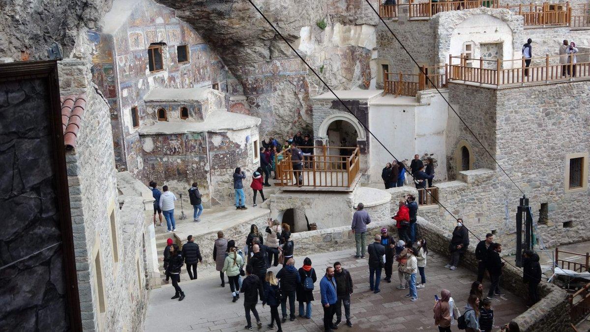 Sümela Manastırı'nı her gün binlerce kişi ziyaret ediyor