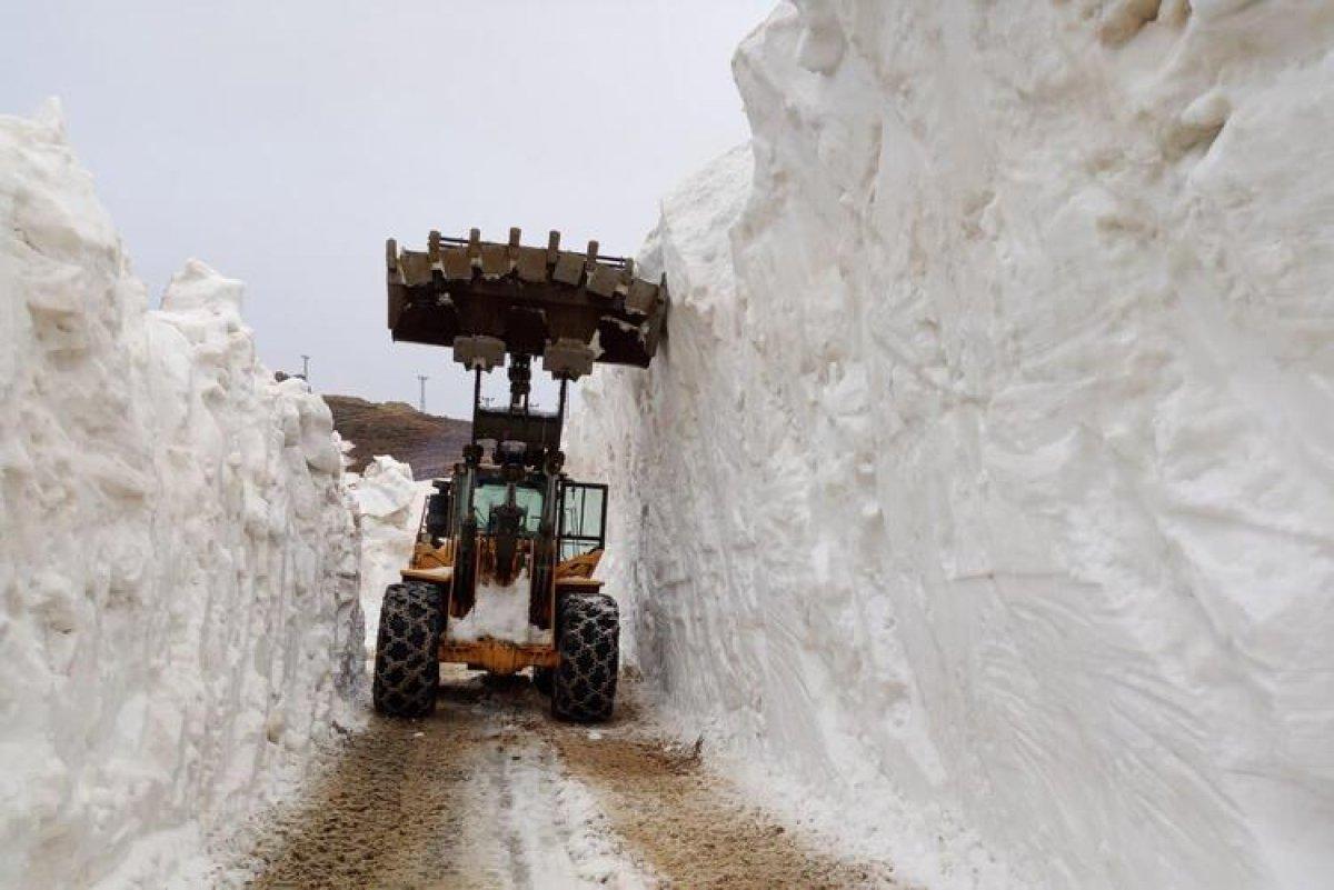 Hakkari'de karla mücadele sürüyor