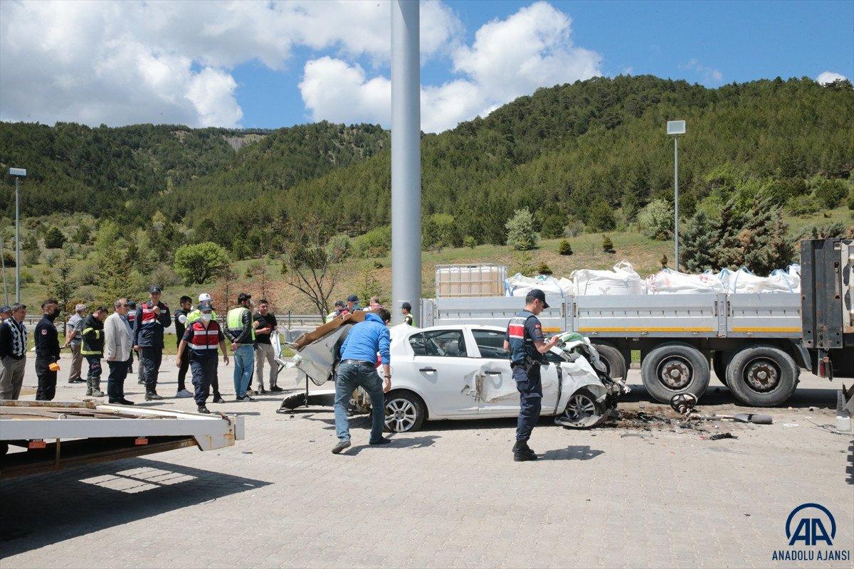 Bolu'da iki tıra çarpan otomobildeki 3 kişi hayatını kaybetti
